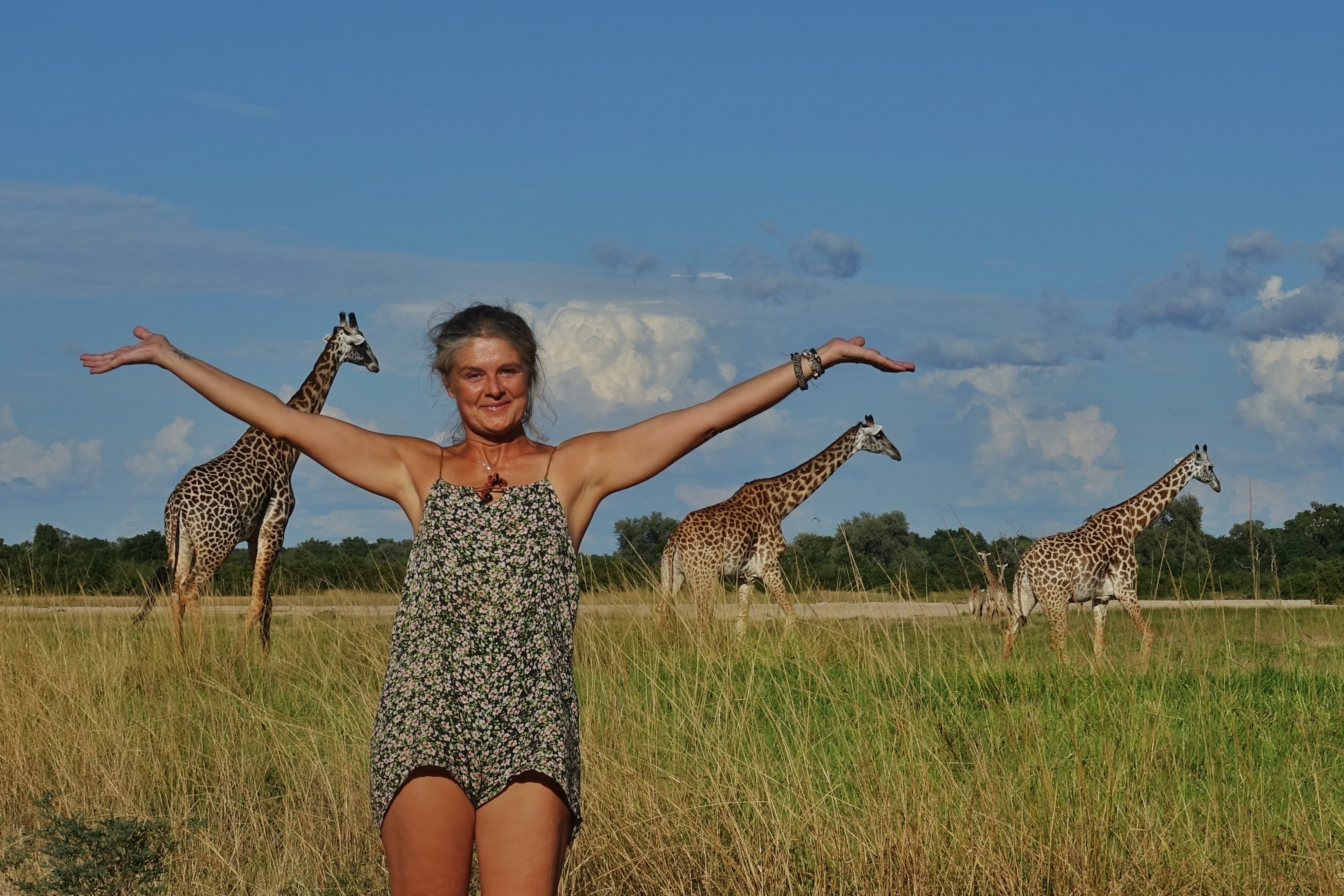 Isa devant des girafes en Zambie